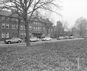 884710 Gezicht op de voorgevel van het woningblok Anton Geesinkstraat 32-hoger te Utrecht, met rechts het pand ...